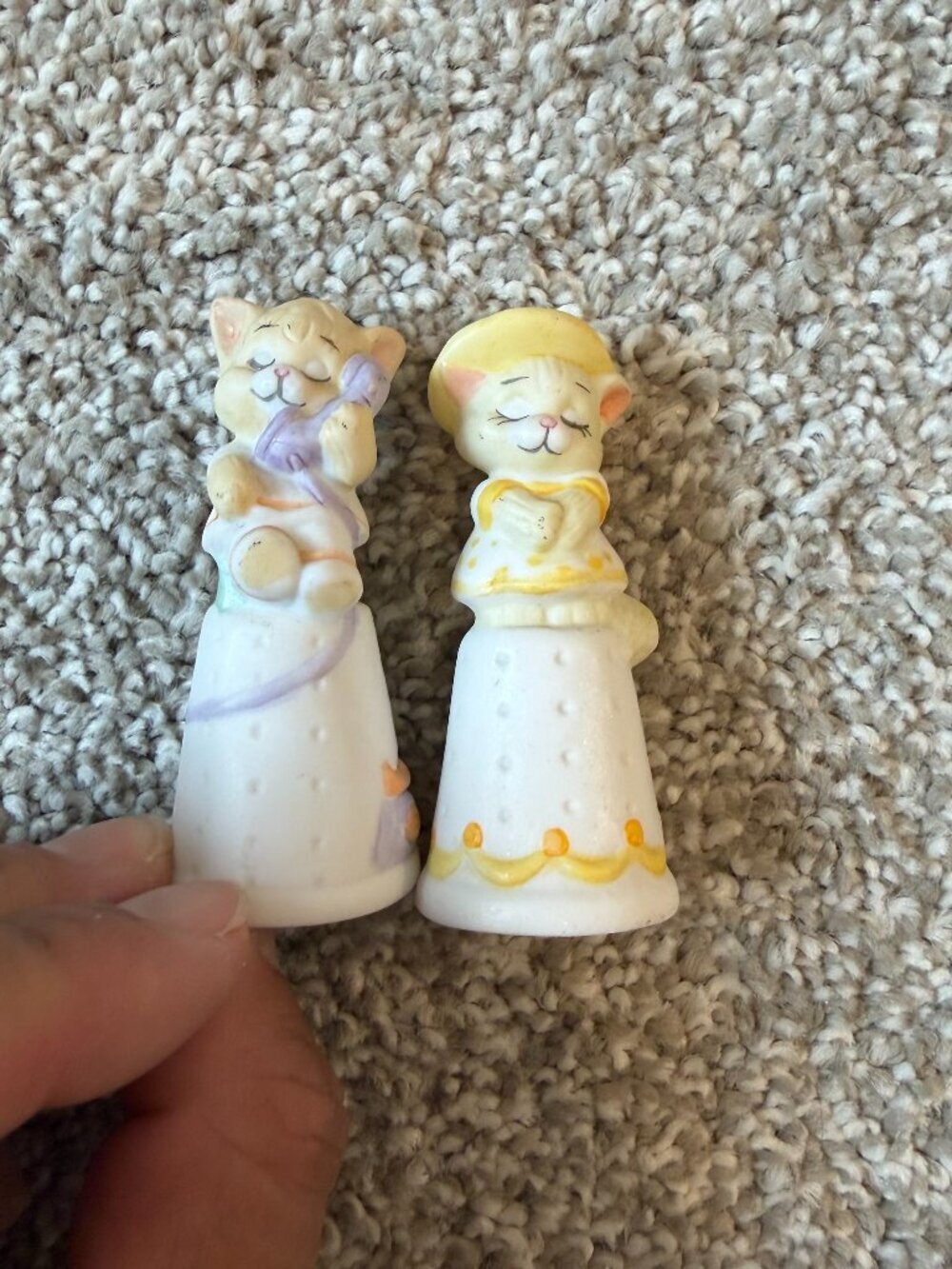 Vintage 1986 Feline Feelin's Sleeping Cat Porcelain Thimbles Pair Taiwan Avon Co